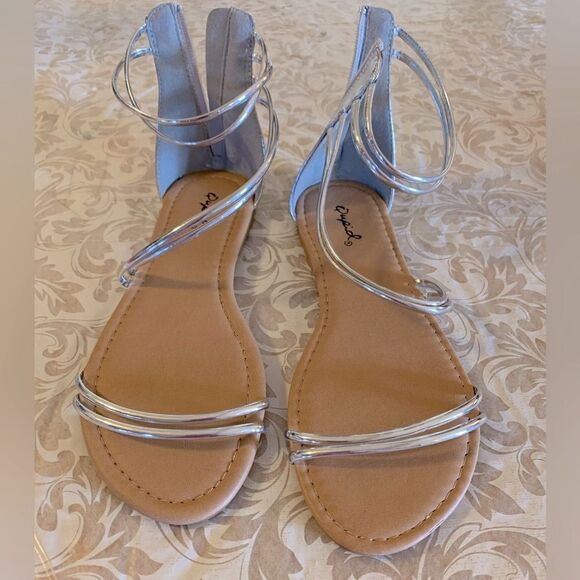 Qupid Gladiator Sandals Silver Tone Flats Zip Back Vegan Leather Sz 6 Gorgeous - Picture 1 of 4